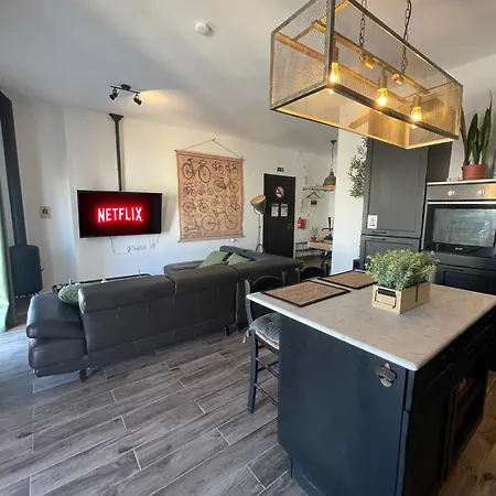 Industrial Charm Apt, Prime Location