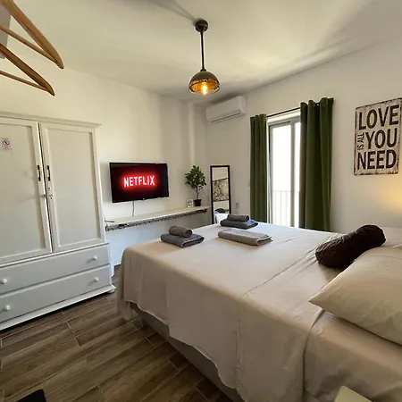 Industrial Cozy In Bugibba, Prime Location شقة