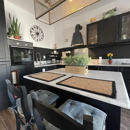 Industrial Charm Apt, Prime Location