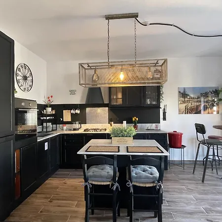 Industrial Cozy In Bugibba, Prime Location *