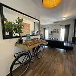 Industrial Cozy In Bugibba, Prime Location * セント・ポールズ・ベイ