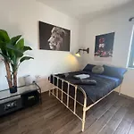 Industrial Cozy In Bugibba, Prime Location アパート セント・ポールズ・ベイ