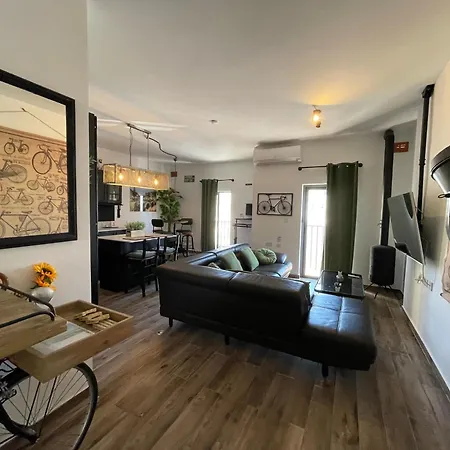 Industrial Charm Apt, Prime Location Апартаменты Сент-Полс-Бей