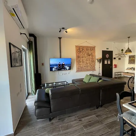Industrial Charm Apt, Prime Location * Сент-Полс-Бей
