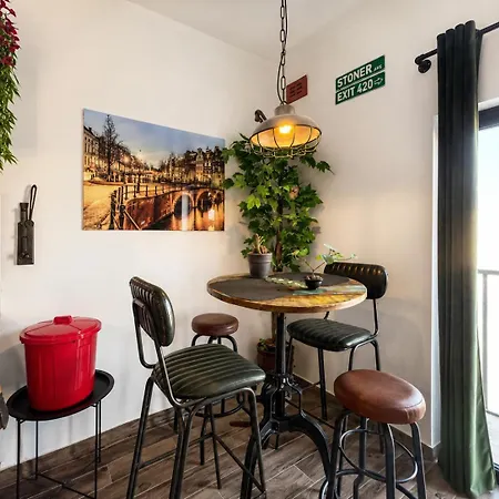 Industrial Cozy In Bugibba, Prime Location Apartment *