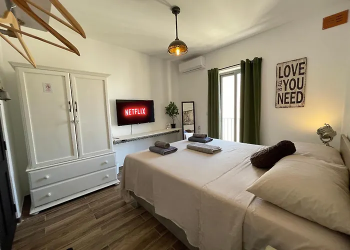 Industrial Cozy In Bugibba, Prime Location Apartamento