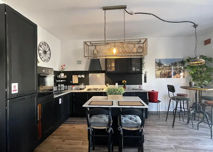 Industrial Cozy In Bugibba, Prime Location *